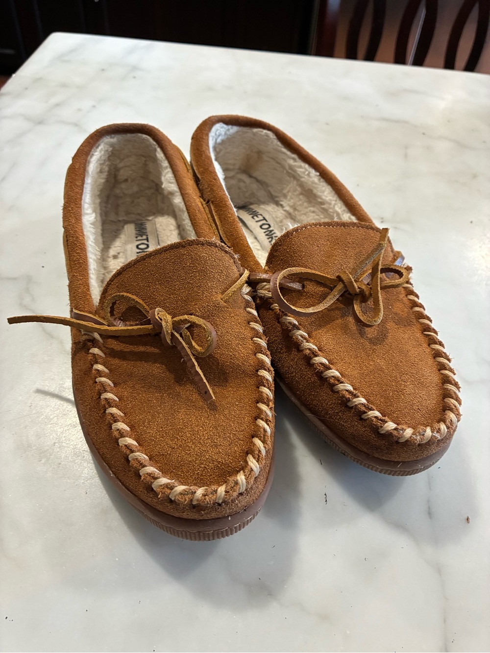 Minnetonka Slippers Mens Size 7.5 womens 8.5
